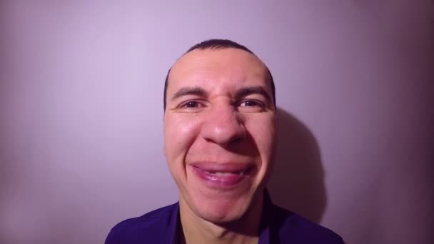 Wielki człowiek twarz contorts slow motion emocje twarz usta przenosi śmieszne straszne w studio — Wideo stockowe