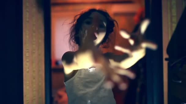 Ходячая мертвая девочка-зомби, одержимая злыми атаками в ночной комнате в коридоре камеры — стоковое видео