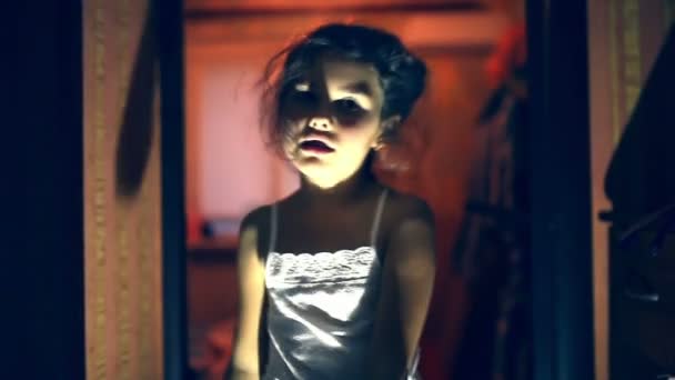 Walking odöda tonåring zombie död flicka besatt med onda attacker natt kamera korridorrum — Stockvideo