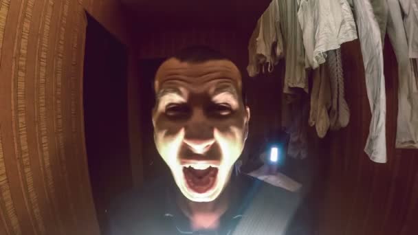 Άνθρωπος φωνάζει φοβάται Fright Night φώτα στο δωμάτιο παρακάτω — Αρχείο Βίντεο