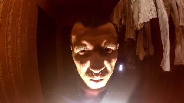 Maníaco hombre sospechoso en la habitación debajo de la luz del pasillo — Vídeo de stock