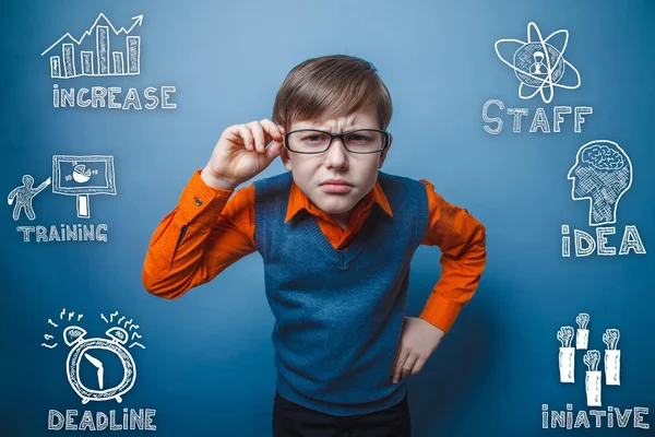 Empresário menino em camisa laranja detém mão óculos miniatura — Fotografia de Stock
