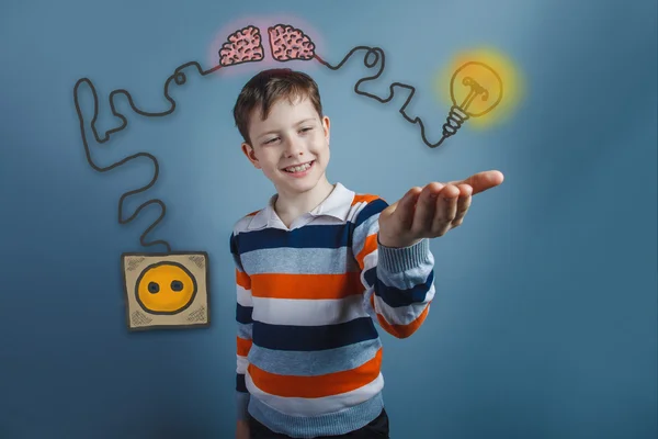 Ragazzo tiene la mano e sorridente su un volto felice accenditore carica ch — Foto Stock