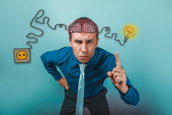 бизнесмен поднял указательный палец и нахмурился.
