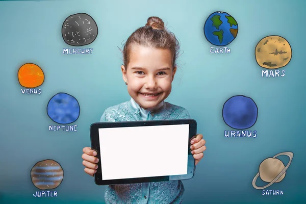 Дівчина тримає планшет усміхненою планетою Сонячної системи Астро — стокове фото
