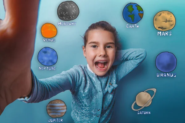 Girl is photographed close-up of a happy laughing planets of the — Φωτογραφία Αρχείου
