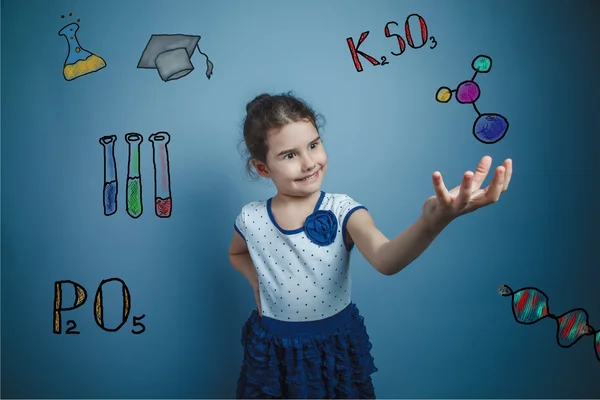 Adolescente chica química adolescente estudiante él sostiene la molécula en han — Foto de Stock