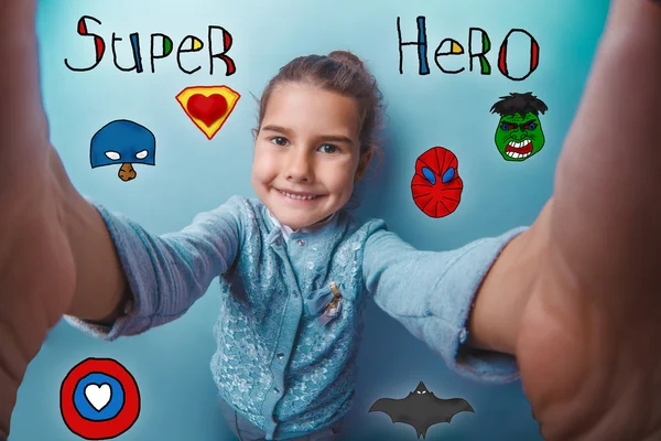 Bébé fille tenant appareil photo gros plan Selfe super héros super po — Photo