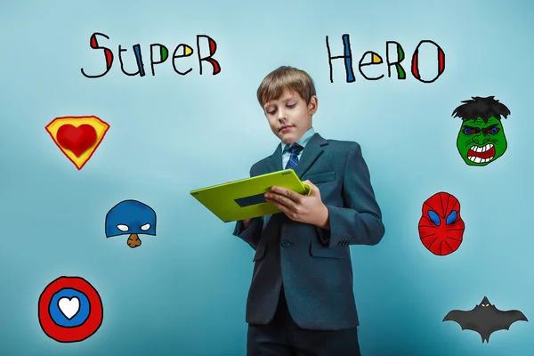 Niño en un traje estilo oficina celebración de una tableta superhéroe super powe — Foto de Stock
