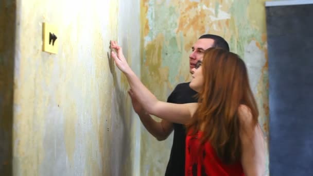 žena a muž pracuje životní styl rodinného domu malíř barvy zdi opravy v bytě
