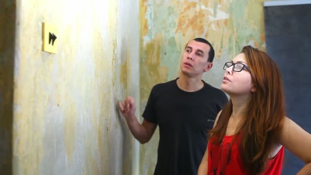 Žena a muž pracující rodinného života malíř barvy zdi opravy v bytě — Stock video