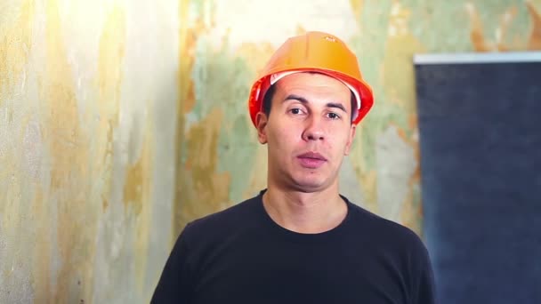 Man helmet construction worker in a hard hat is talking portrait he speaks talking — Stock Video