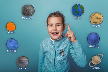 yükseltilmiş bir sola genç kız gezegenler kadar işaret parmağı
