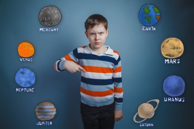Genç çocuk memnun Puan gezegenler o aşağı bir parmak kaşlarını çattı