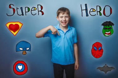 Çocuk Puan altına ve süper kahraman, süper güç gülüyor