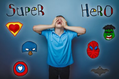 çocuk onun çığlık baş geri ve gözleri parmaklarını kapalı superher