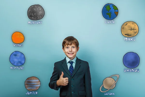 Tini fiú üzletember mutatja a jel, és a mosoly, a bolygó — Stock Fotó