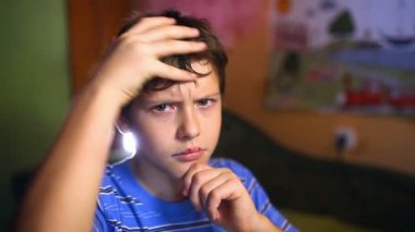 akşam ışığında bir odada düşünme yorgun tüylü genç çocuk