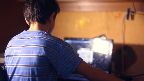 Adolescente à noite menino jogando jogo de computador vídeo sentado de volta quarto — Vídeo de Stock