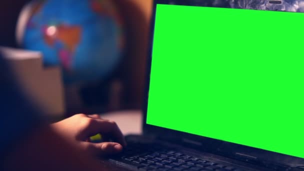 vert clé adolescent garçon jouer ordinateur close-up mains jeu vidéo assis arrière salle soirée 