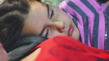 Anne meme kadınlara yatan kız kızı üzgün yorgun