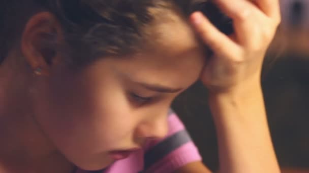 Девочка плачет слезы поток проблемы трудное детство — стоковое видео