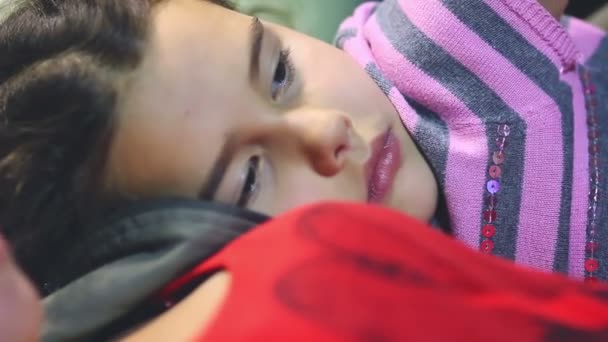 Κόρη κορίτσι ξαπλωμένο στο το στήθος της μητέρας στις γυναίκες — Αρχείο Βίντεο