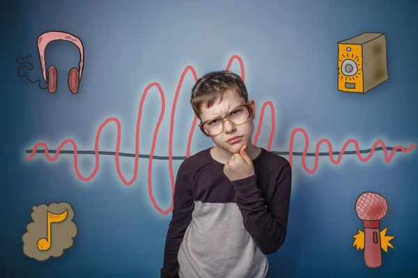 Boy frowned his hand on the chin, tilted his head reflects sound — Stockfoto