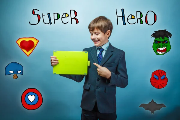 Бізнесмен хлопчик сміється і вказує на тарілку супергерой sup — стокове фото