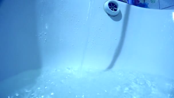 Blaues Wasser ergießt sich in die Badewanne — Stockvideo