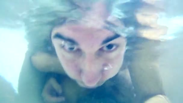 Homem banhos no banheiro engraçado mergulhos subaquático feliz água azul — Vídeo de Stock