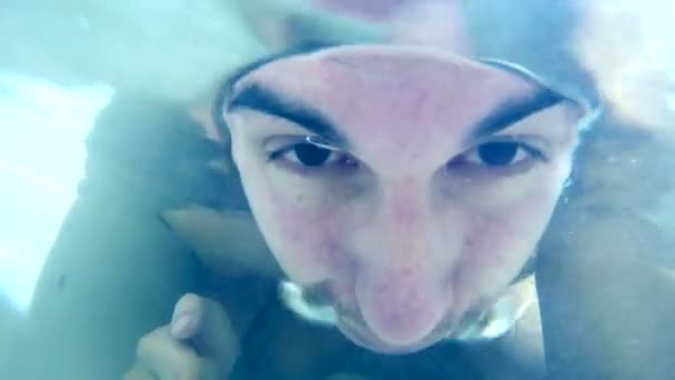 homme baigne dans la salle de bain plongées drôles bleu sous l'eau heureuse 