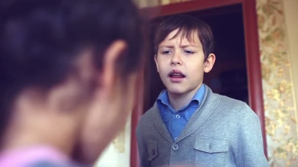 Хлопчик і дівчинка підлітки кричать присягатися суперечка злий сімейний конфлікт — стокове відео