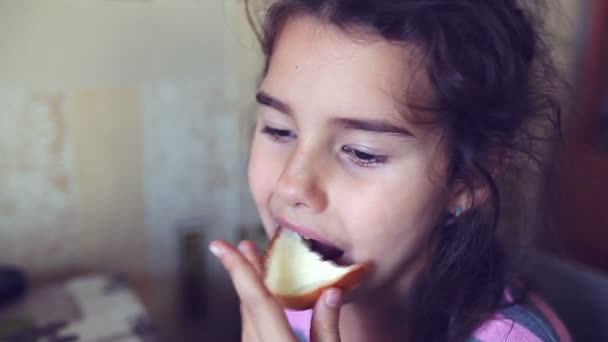 Adolescente come pão menina com manteiga chá bebedores café da manhã — Vídeo de Stock