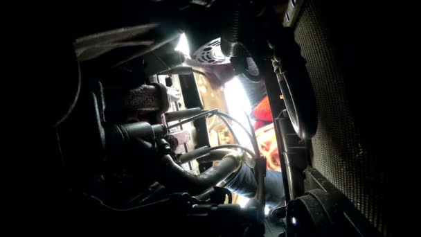 Man mechanische auto auto reparatie verdeling motor draait belangrijke Onderaanzicht Hd — Stockvideo