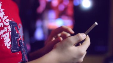 El smartphone tutan sosyal medya araştırıyor güzel bokeh gece ağlar