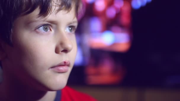 Портрет мальчика-подростка с болезнью губ герпеса во рту — стоковое видео
