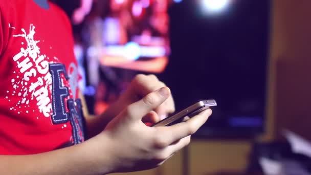 Anläggningen sociala medier hand smartphone internet utforskar nätverk telefon natten vacker bokeh — Stockvideo