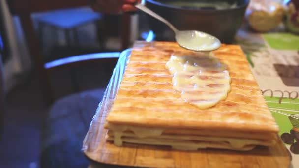 Διακοσμημένα τροφίμων παρασκευάσματος σιφόν γλυκό στρώμα κέικ τρόπο ζωής — Αρχείο Βίντεο