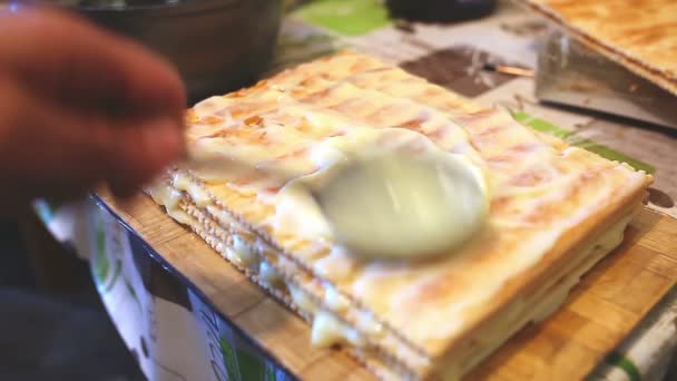 Zdobione przygotowania żywności szyfonu warstwy słodkie ciasto styl życia — Wideo stockowe