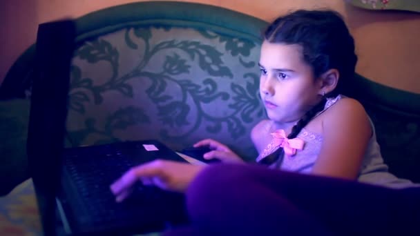 Spelen laptop tiener meisje liggend op de Bank Internet zoeken computerspel — Stockvideo