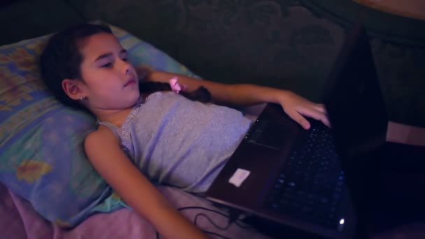 여자 십 대 소파 인터넷 검색 컴퓨터 게임에 누워 노트북 생활을 재생 — 비디오