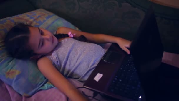 Menina adolescente jogando laptop deitado no sofá estilo de vida internet busca jogo de computador — Vídeo de Stock