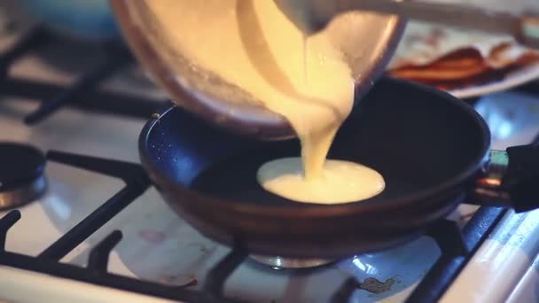 Tortitas freír cocinar estilo de vida casero plato de alimentos — Vídeo de stock