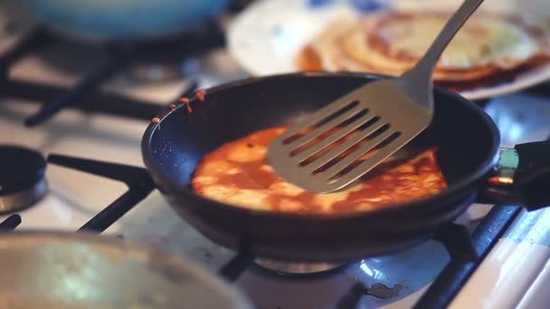 Tortitas freír cocinar comida casera estilo de vida plato — Vídeo de stock