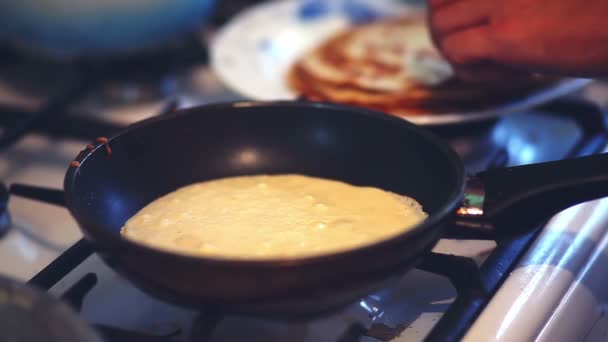 Tortitas freír cocinar estilo de vida plato de comida casera — Vídeo de stock