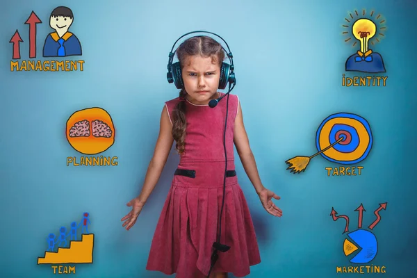 Chica con auriculares extendiendo sus brazos hacia un lado y frunció el ceño —  Fotos de Stock