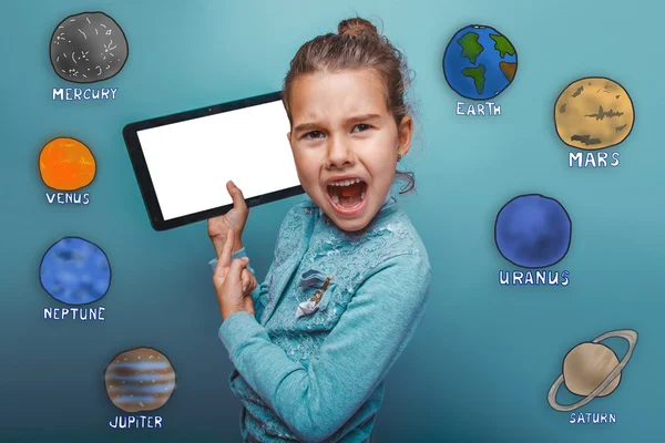 Menina adolescente segurando um tablet gritos abriu a boca indicando p — Fotografia de Stock