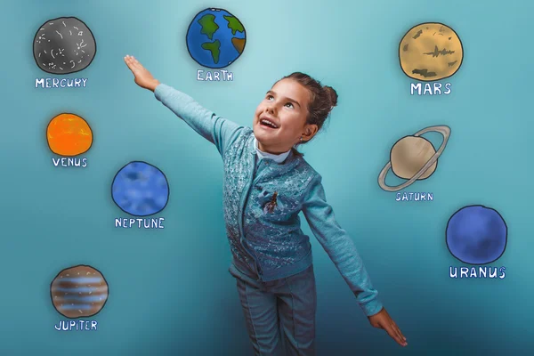 Дівчина-підліток імітує планету задоволення польоту Сонячної системи — стокове фото
