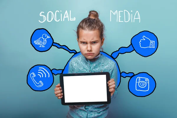 Menina segurando o tablet e infográficos de mídia social ofendido s — Fotografia de Stock